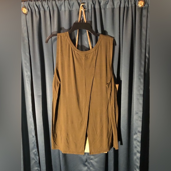 Old navy green sleeveless top.                                (Inventory tub #1) - Picture 3 of 4